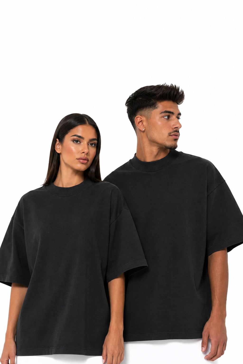 Model bărbat și model femeie purtând tricoul negru unisex oversize cu guler strâns Atelier AXD, din bumbac premium, fotografiat pe fundal alb.