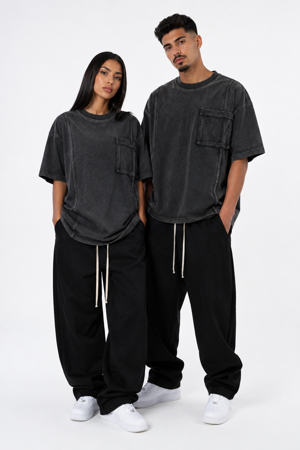 Tricou oversized gri washed streetwear luxury purtat de un model masculin și un model feminin într-o ședință foto editorială modernă, cu fit baggy premium și stil urban minimalist.