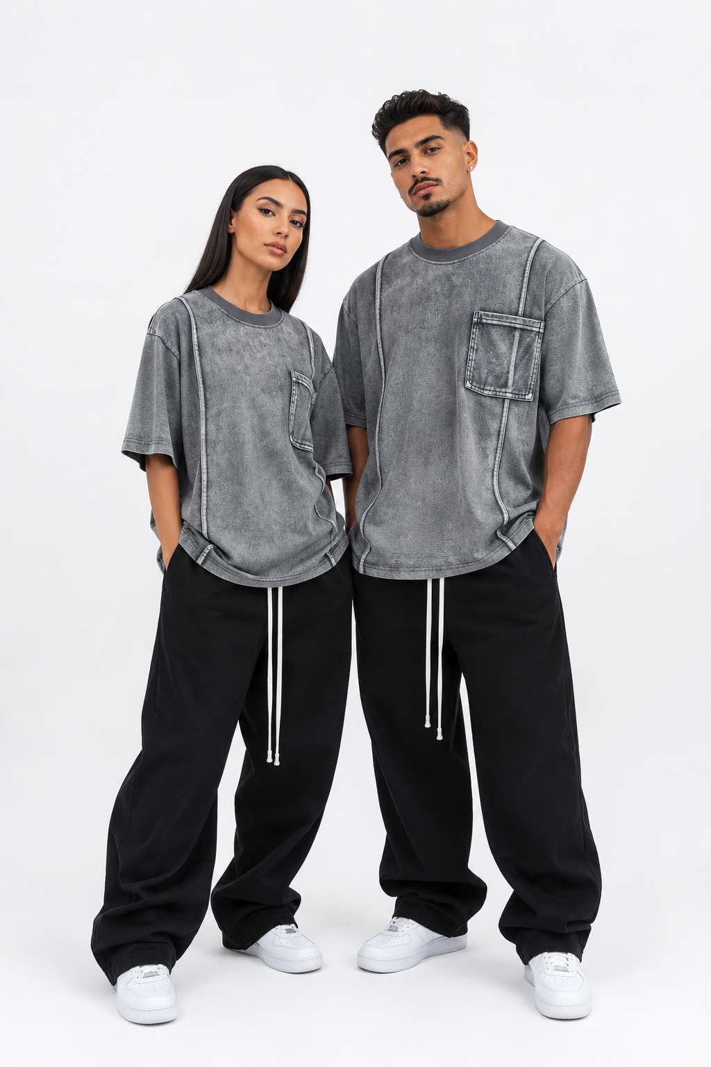 Tricou oversized washed charcoal luxury streetwear cu aspect vintage washed, buzunar frontal și fit baggy premium purtat în campanie editorială fashion minimalistă