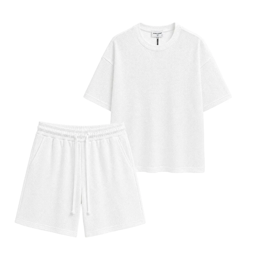 Compleu alb premium pentru bărbați cu tricou oversized și pantaloni scurți waffle expus pe umeraș