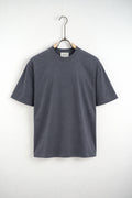Tricou simplu gri închis pentru bărbați, vedere frontală pe umeraș metalic cu inserții din lemn