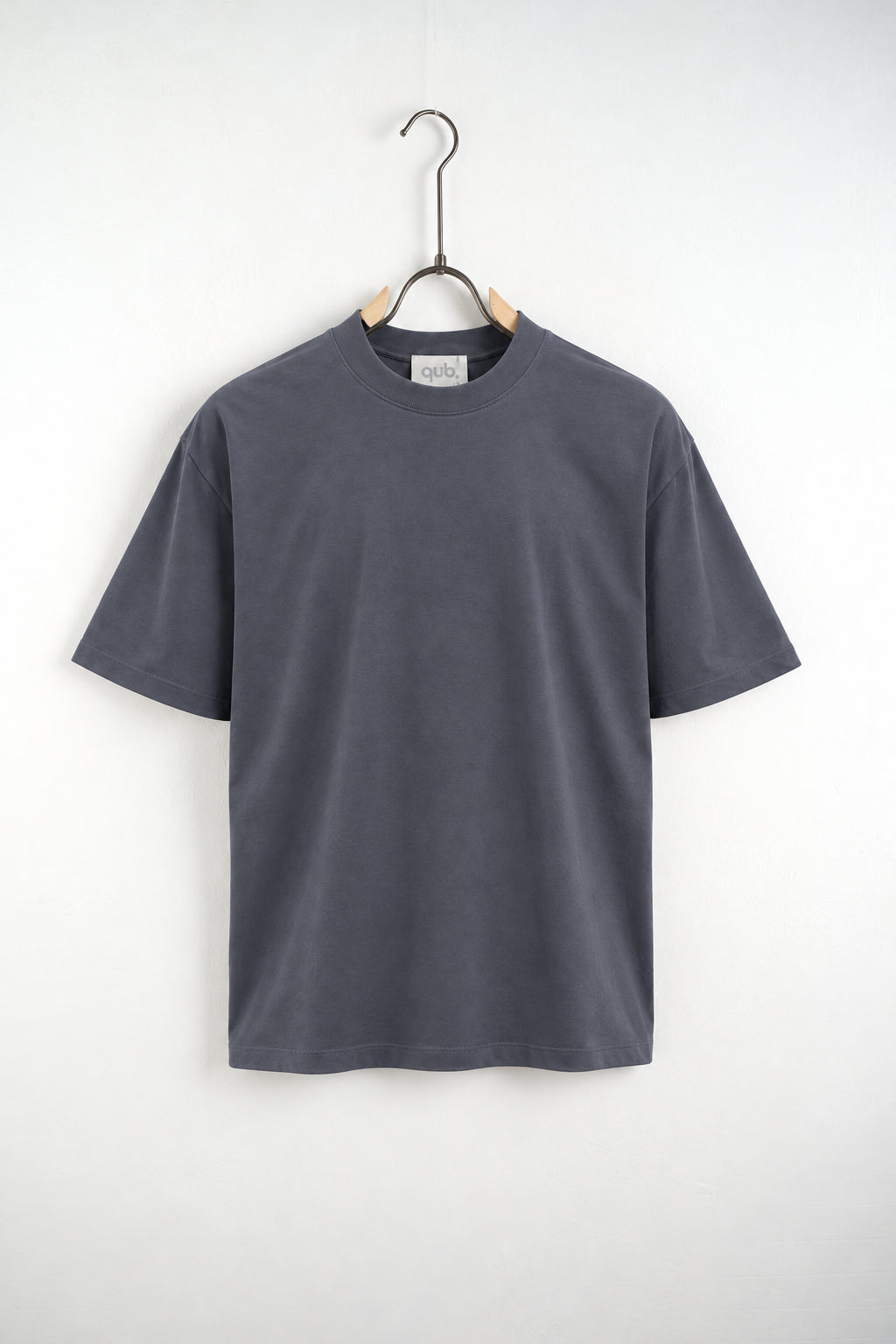 Tricou simplu gri închis pentru bărbați, vedere frontală pe umeraș metalic cu inserții din lemn