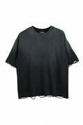 Tricou prespălat pentru bărbați, aspect vintage, cu design distressed și rupturi la mâneci.