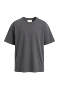 Tricou oversized charcoal din bumbac premium fotografiat pe fundal alb minimalist