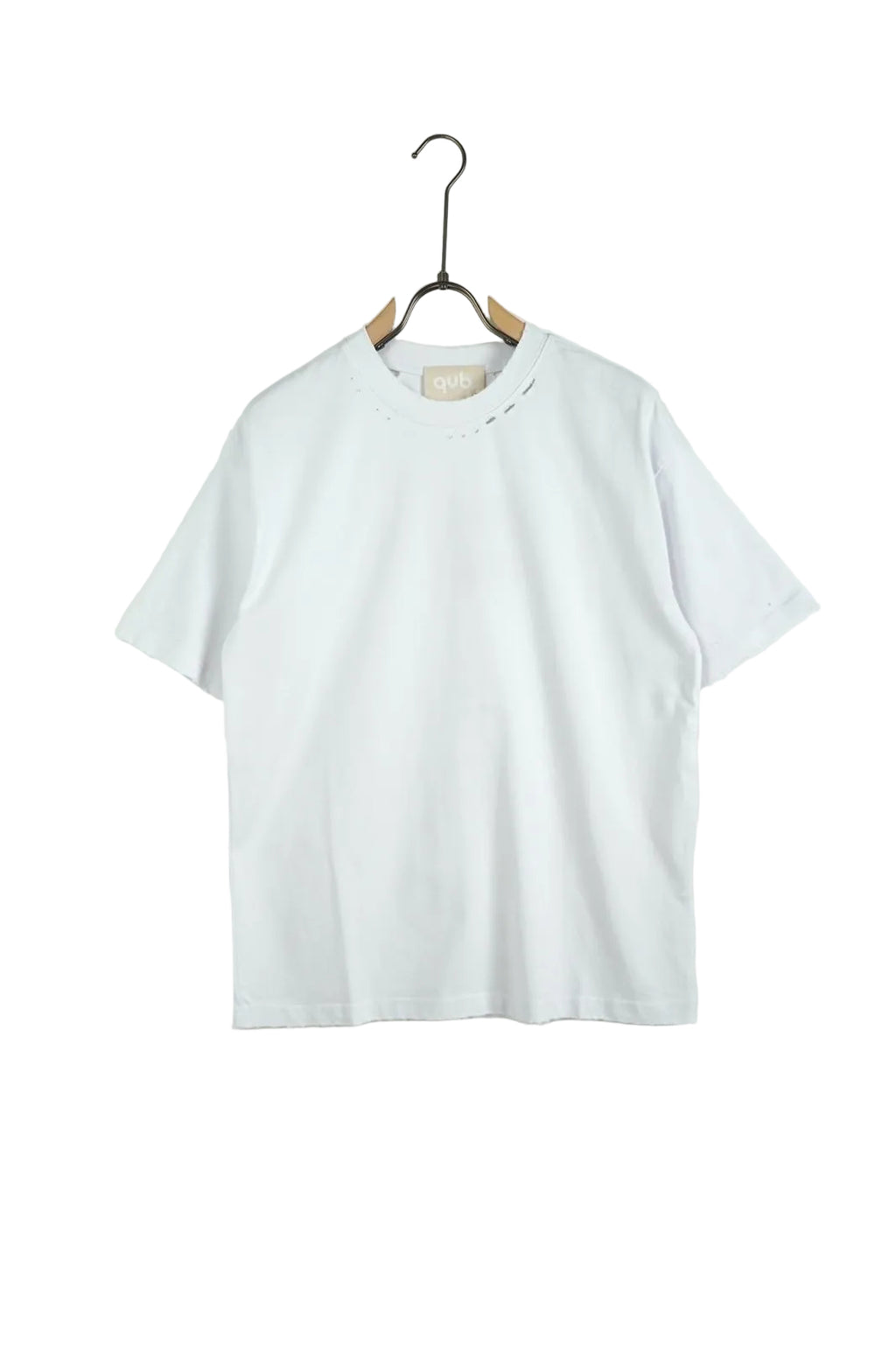 Tricou unisex alb cu rupturi decorative, bumbac 100%, aspect distressed modern pentru ținute de vară.