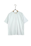 Tricou unisex alb cu rupturi decorative, bumbac 100%, aspect distressed modern pentru ținute de vară.
