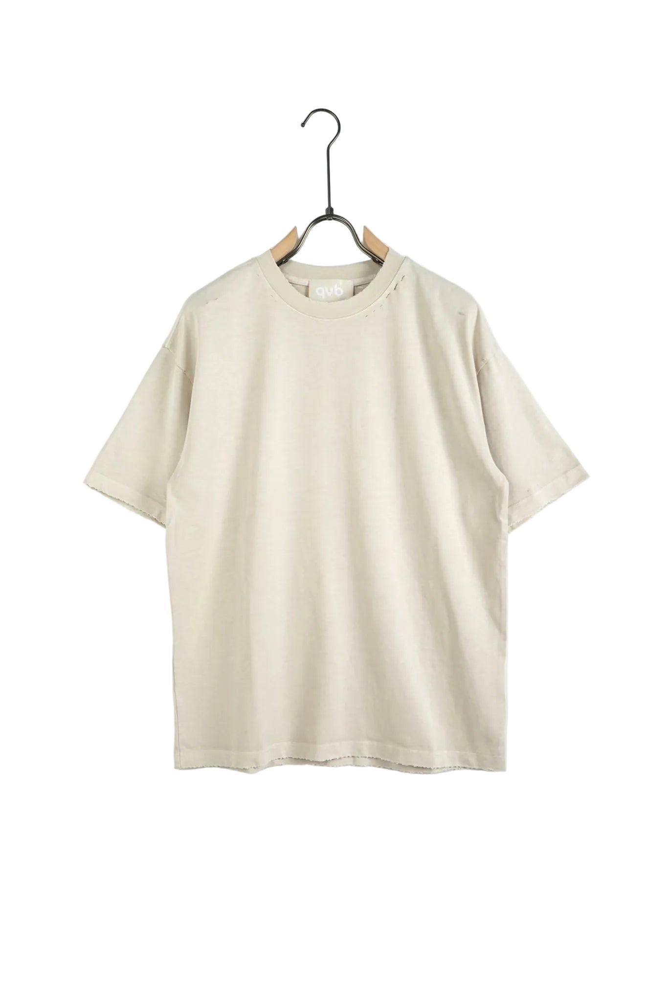 Model purtând un tricou unisex de culoare apricot (piersică deschis), cu o croială lejeră și un design streetwear evidențiat prin detalii de uzură și rupturi decorative.