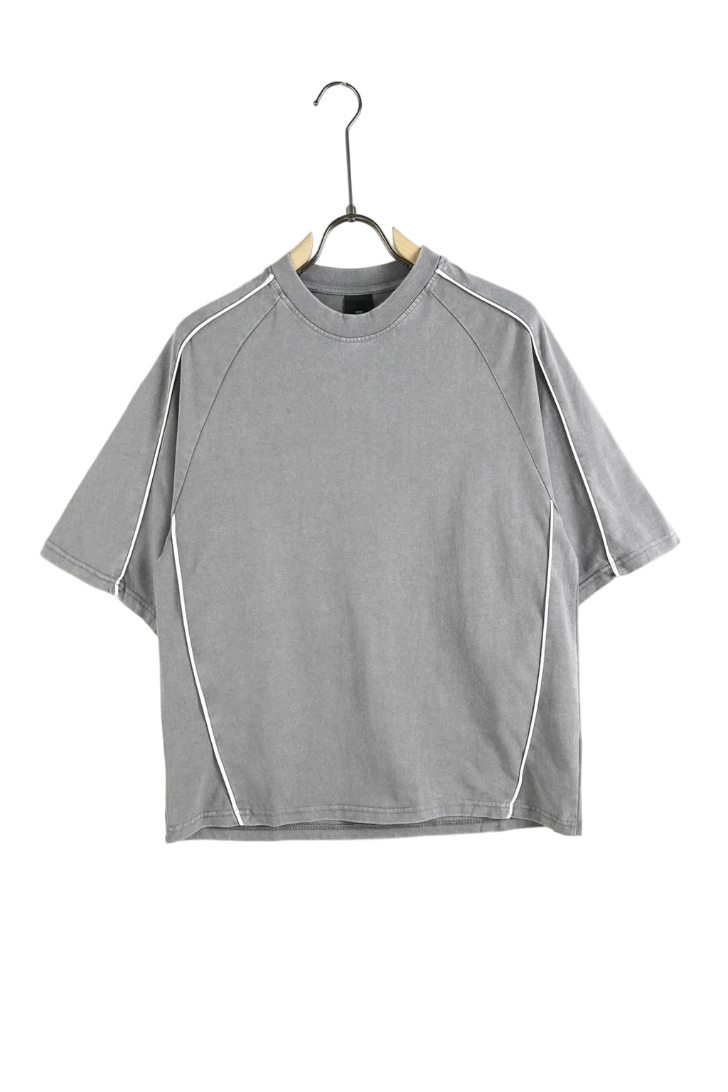 Detaliu cu tricoul gri deschis pentru bărbați, parte din setul de vară, prezentând o croială normală și o dungă albă decorativă cu aspect sport-casual.