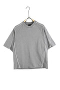 Detaliu cu tricoul gri deschis pentru bărbați, parte din setul de vară, prezentând o croială normală și o dungă albă decorativă cu aspect sport-casual.