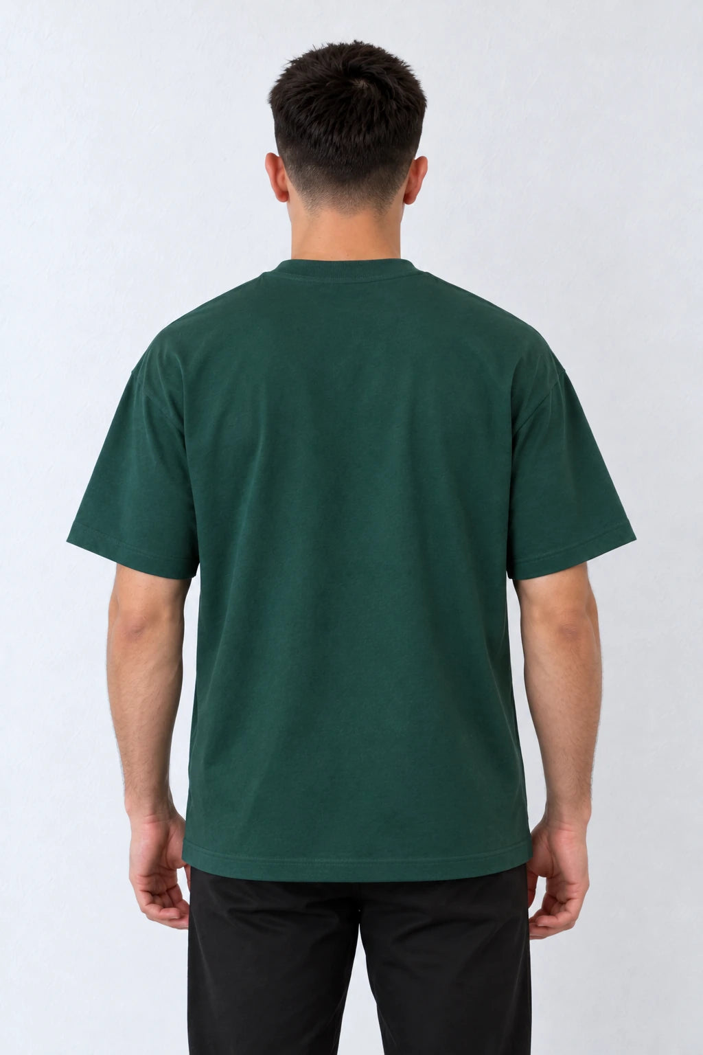 Tricou verde închis din bumbac pentru bărbați, L815002 cu croială lejeră, vedere apropiată a spatelui simplu.